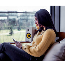 Cargar imagen en el visor de la galería, Edifier R1080BT editorial 1
