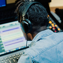 Cargar imagen en el visor de la galería, V-Moda M-200 editorial 1
