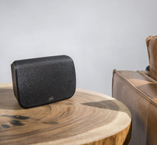 Load image into Gallery viewer, Polk Audio Magnifi MAX SR satelite sobre mesa
