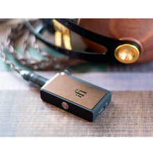 Cargar imagen en el visor de la galería, iFi Audio Go Blu editorial 2
