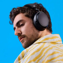 Cargar imagen en el visor de la galería, Sennheiser Momentum 4 Wireless editorial
