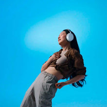 Cargar imagen en el visor de la galería, Sennheiser Momentum 4 Wireless editorial blanco
