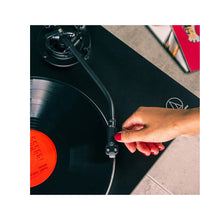 Cargar imagen en el visor de la galería, Audio-Technica AT-LP5X editorial 2
