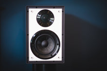 Cargar imagen en el visor de la galería, Cyrus One Linear blanco editorial 1
