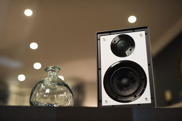 Cyrus One Linear blanco editorial