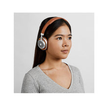 Cargar imagen en el visor de la galería, Master &amp; Dynamic MW50+ on-ear posicion
