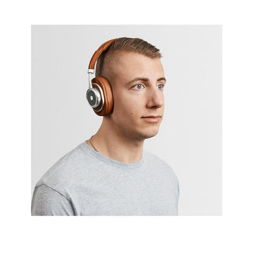 Master & Dynamic MW50+ over-ear posicion