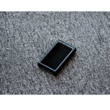 Cargar imagen en el visor de la galería, HiBy R5 Leather Case editorial 1
