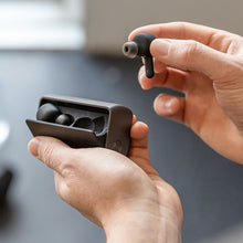 Cargar imagen en el visor de la galería, RHA TrueConnect 2 editorial 2
