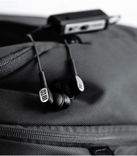 Cargar imagen en el visor de la galería, Koss QZBuds editorial 1
